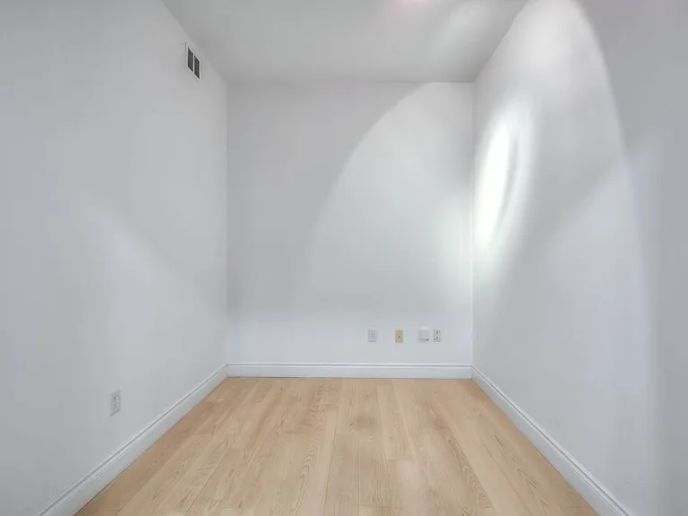 77 McMurrich St #307-U307 — Photo 14