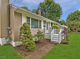 1730 Rosebriar Ln, Stroudsburg, PA 18360