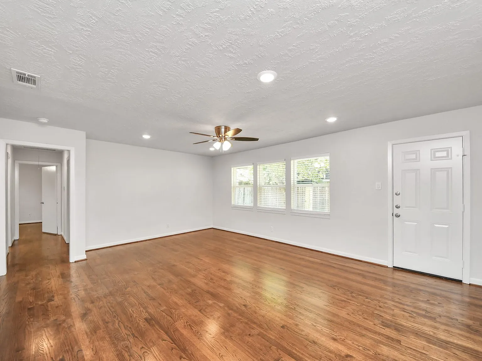 3 bed, 2.0 bath, 1270 sqft, $1,950 — Photo 3
