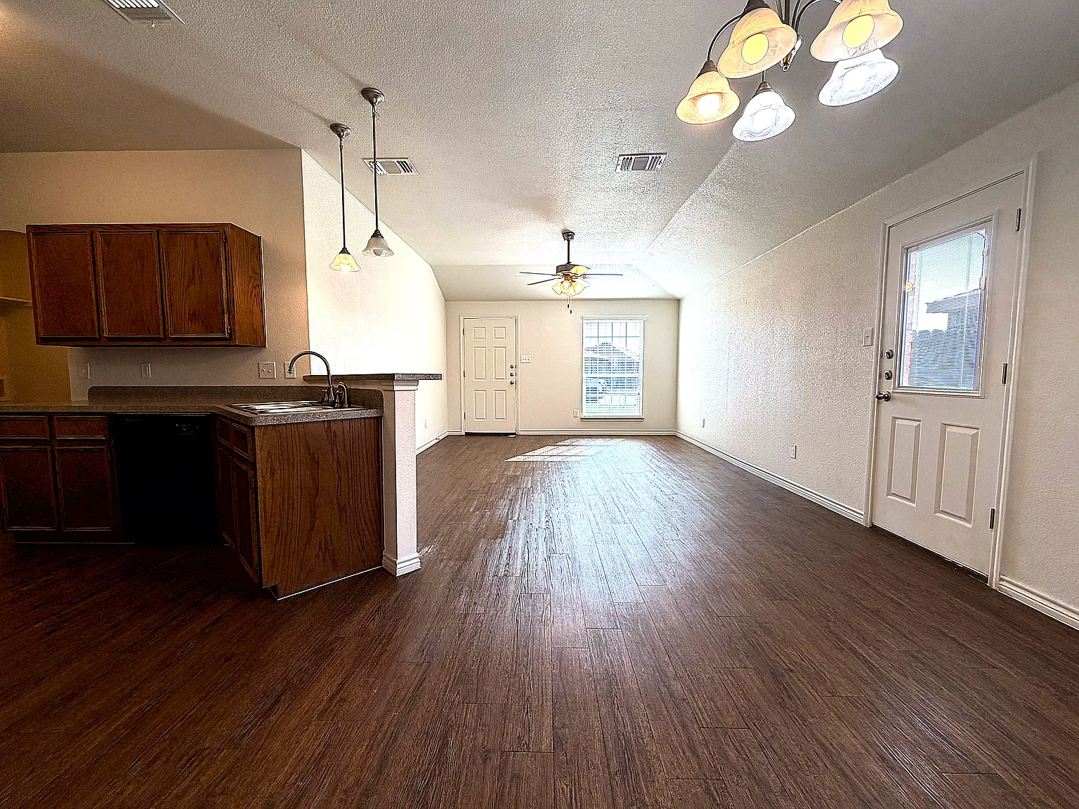 3 bed, 1135 sqft, $1,145 — Photo 4