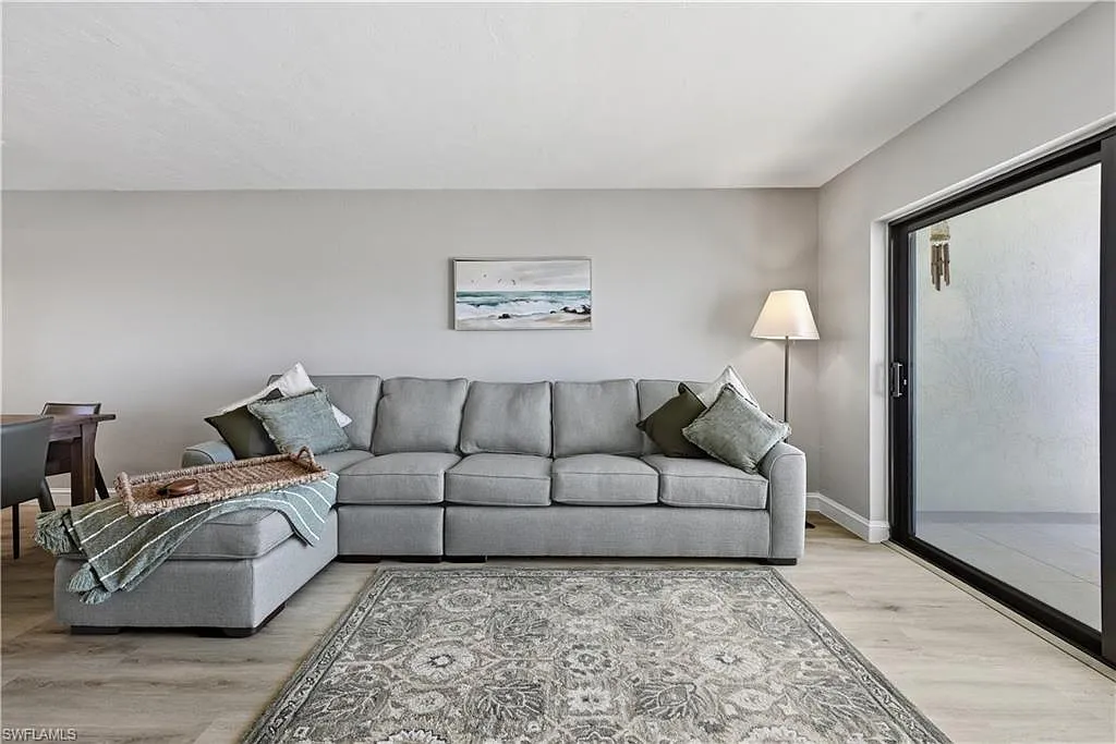 2 bed, 2.0 bath, 933 sqft, $12,000 — Photo 4