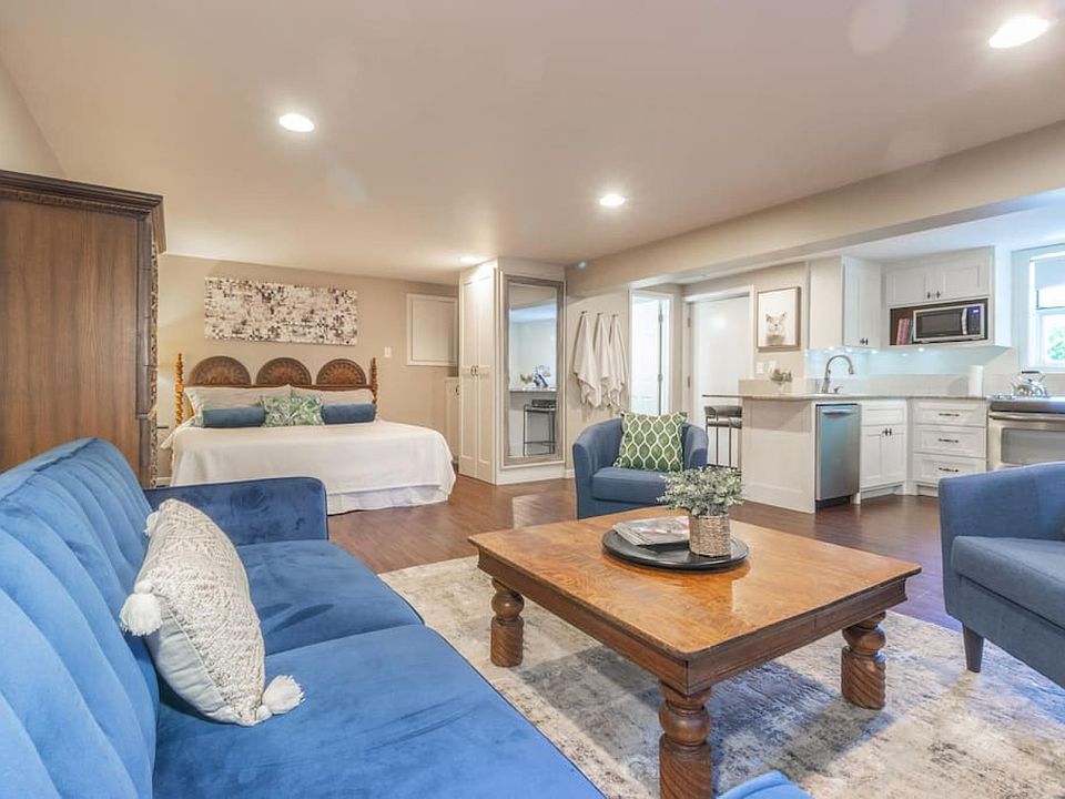 Cozy, Open & Bright living/sleeping space