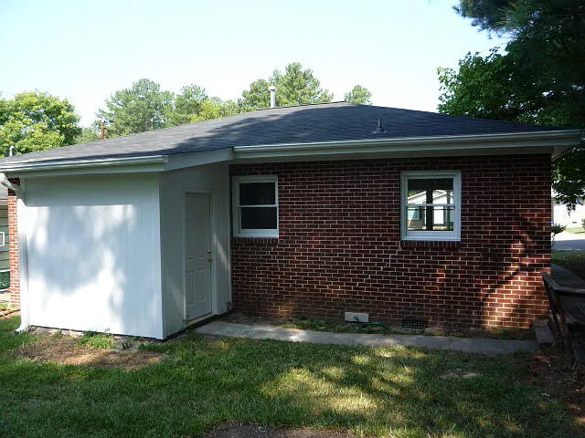 3 bed, 1.0 bath, $1,400 — Photo 2