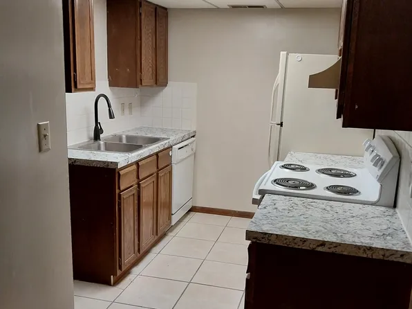 2402B N Severence St #B, Hutchinson, KS 67502