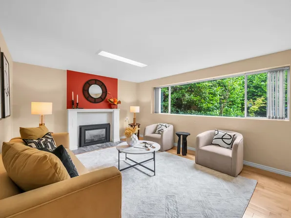 2705 Henry St, Pt Moody, BC V3H 2J8