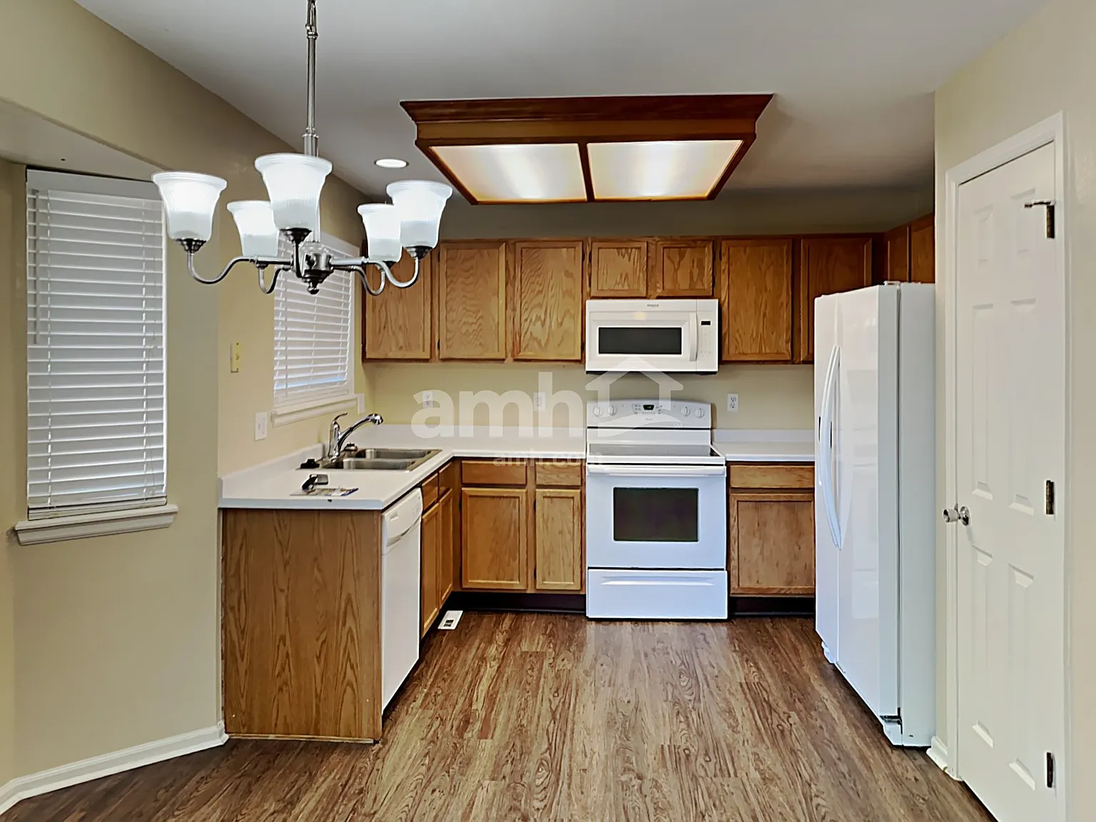 3 bed, 3.0 bath, 1984 sqft, $2,945 — Photo 3
