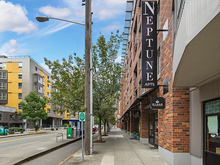 Prime SLU location with on-site retailers