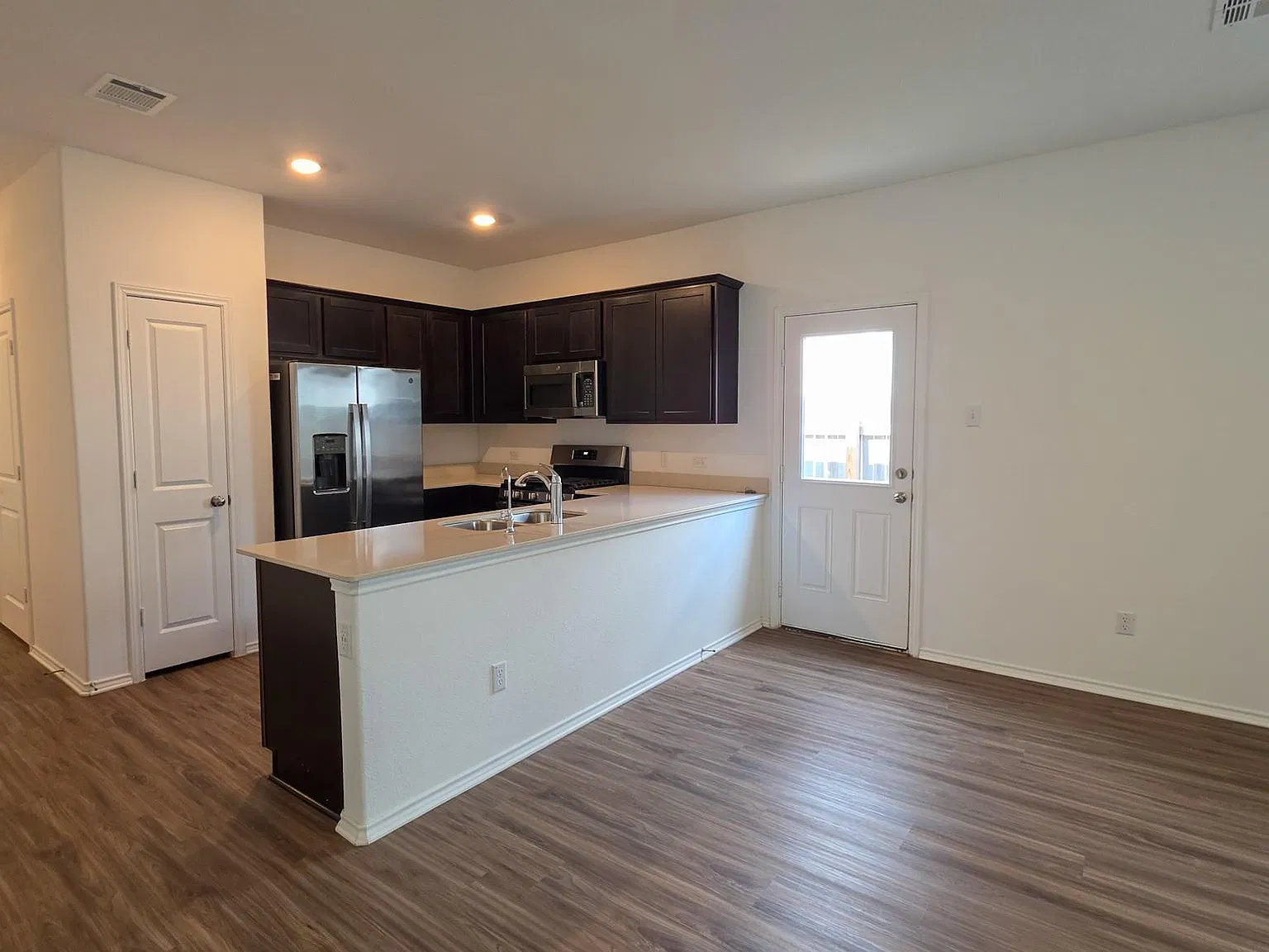 3 bed, 2.0 bath, 1450 sqft, $1,650 — Photo 4