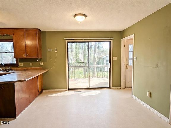 5th image of 2402 Wade Hampton Rd