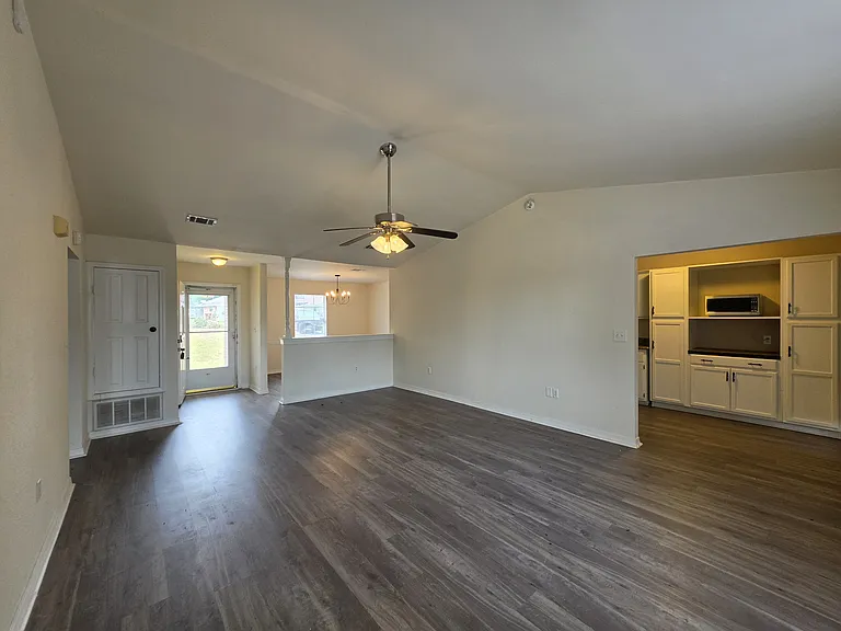 404 Riverchase Blvd — Photo 3