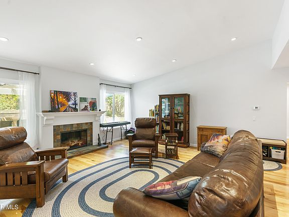 3rd image of 77 Briarwood Ln