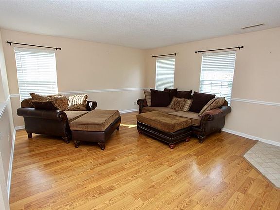 4th image of 14 Lowell Ct