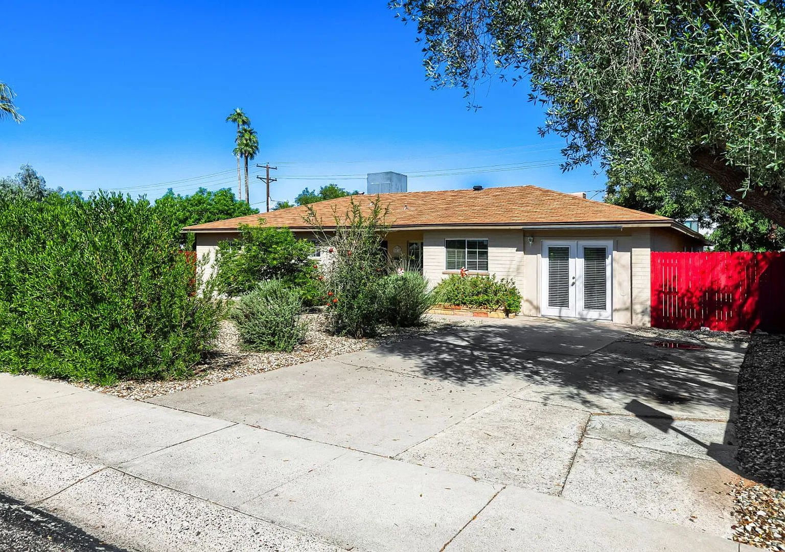 Spacious 4 bedroom house near Arcadia! Available NOW! — Photo 1