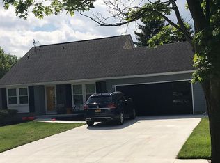 19 Oakbrook Dr, West Seneca, NY 14224