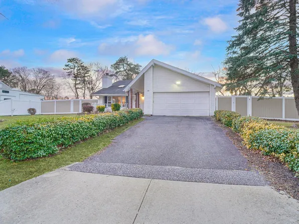 22 Glenmere Lane, Coram, NY 11727