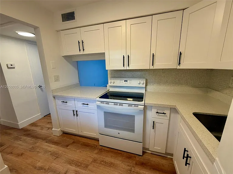 20200 NE 27th Ct #6 — Photo 2