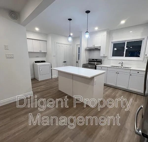 438 Bellevue St #UPPER — Photo 13
