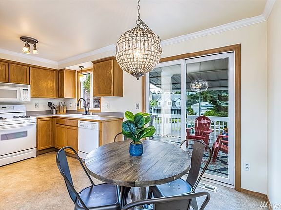 Lovely dine-in kitchen that leads right out to the covered deck.