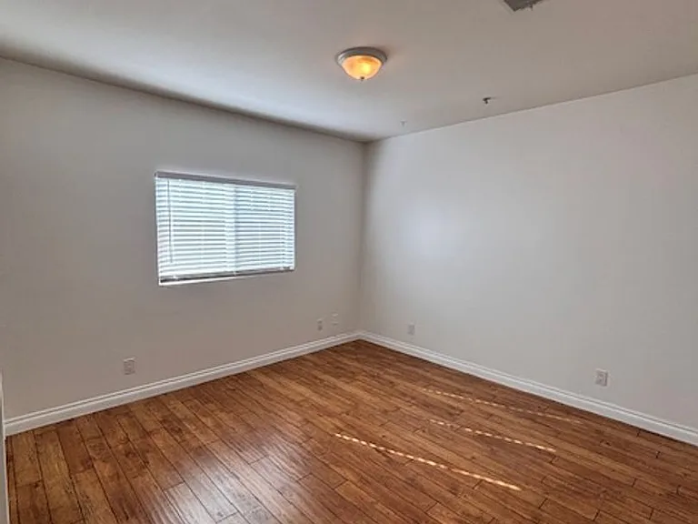 3 Bedroom 2 bathroom unit available, Larchmont area — Photo 15