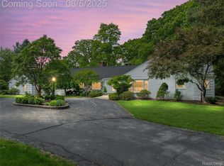 22191 Camelot Ct, Beverly Hills, MI