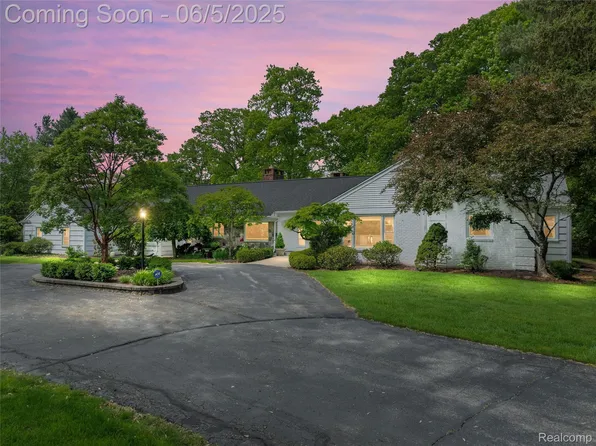 22191 Camelot Ct, Beverly Hills, MI 48025