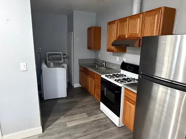 1436 Albany Ave — Photo 5