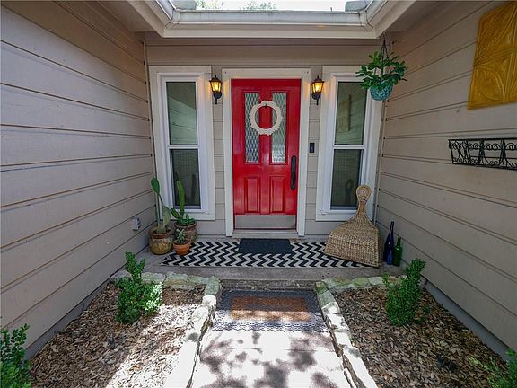 4th image of 3605 Oak Creek Dr