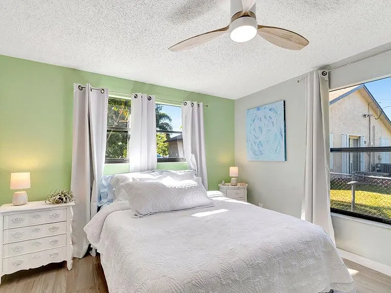 237 SW 3rd Ave — Photo 25