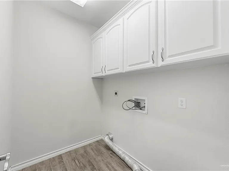 2711 Leslie St — Photo 10