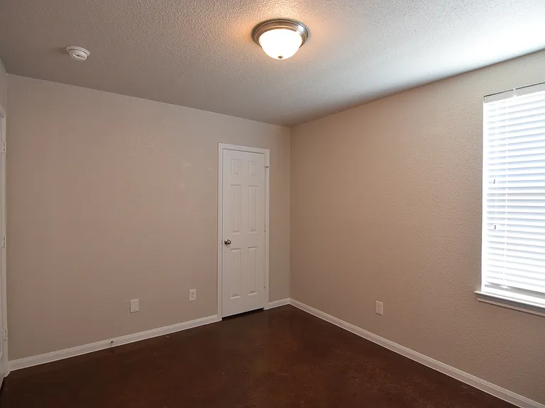 1614 Dakota Trce — Photo 12