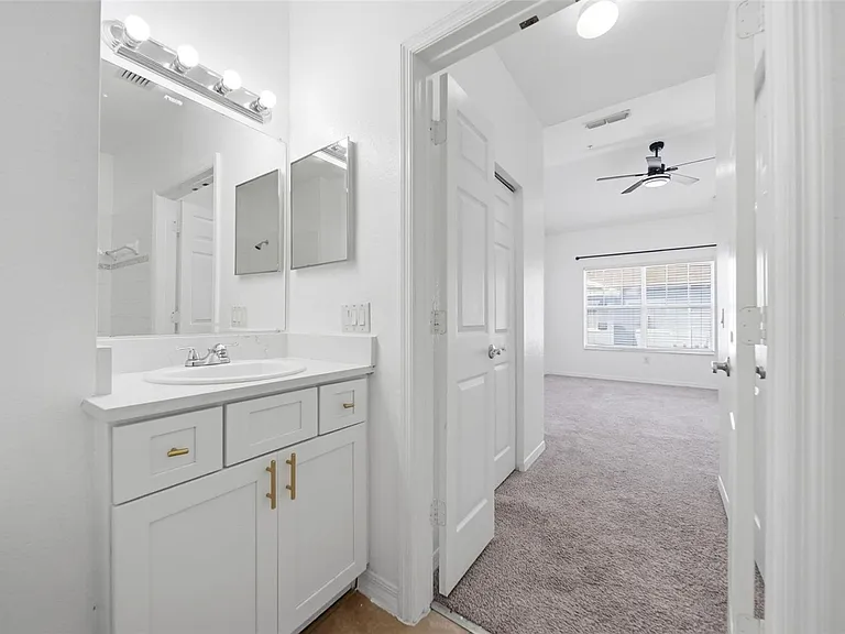 2532 Grand Central Pkwy #8 — Photo 24