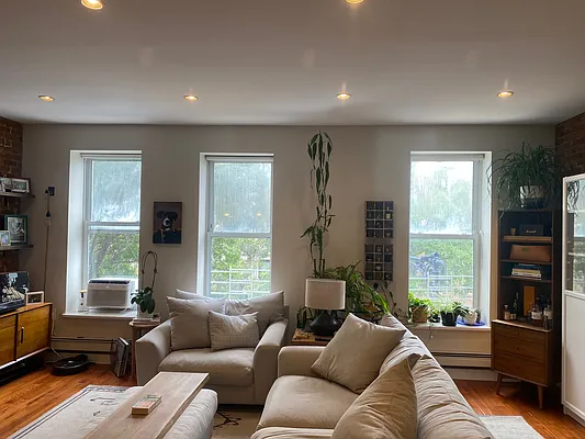 Rented by R New York | media 27