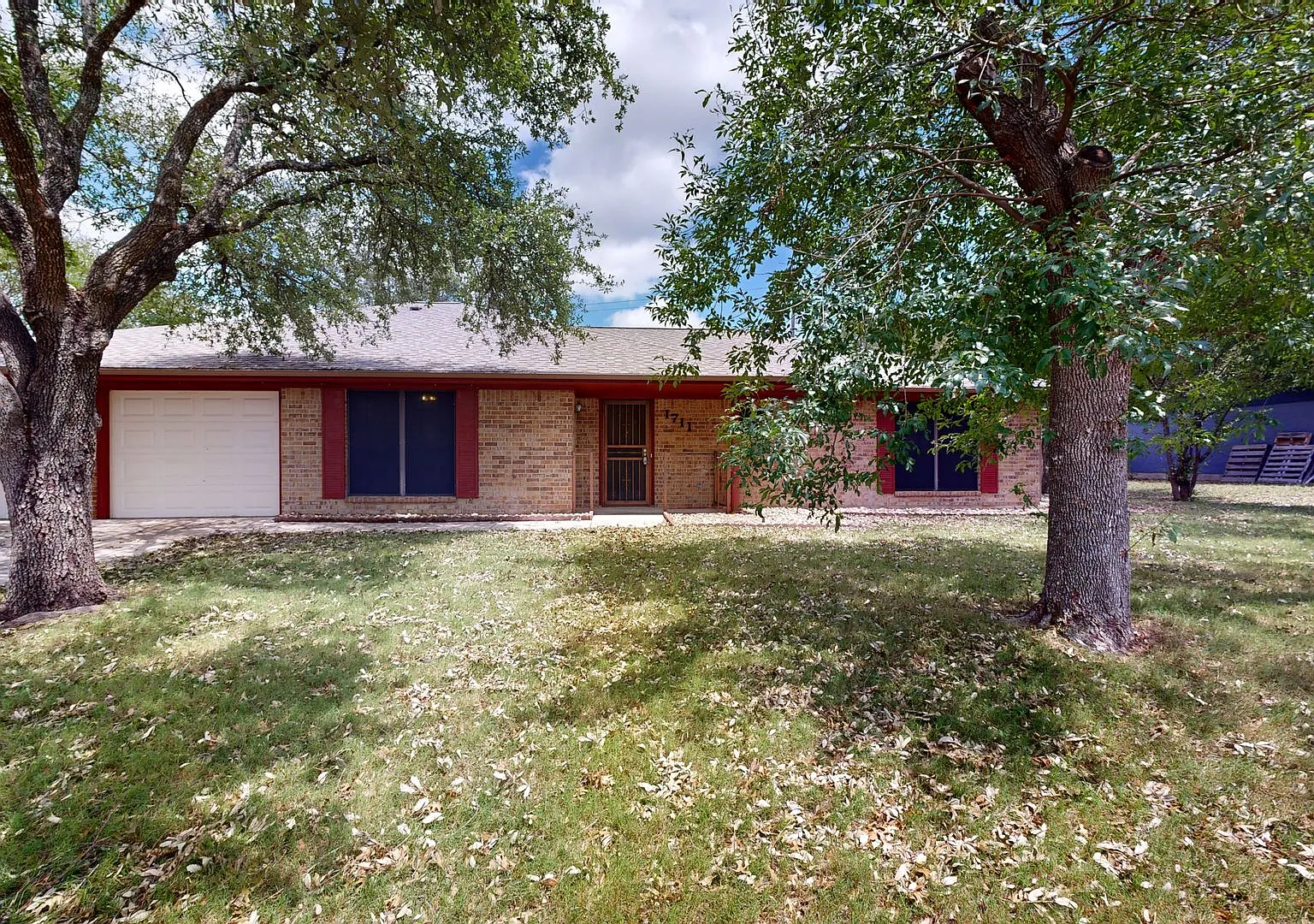 2 Weeks Free + $1,595 For A 3 Bedroom Vintage Charmer In Harker Heights! — Photo 1