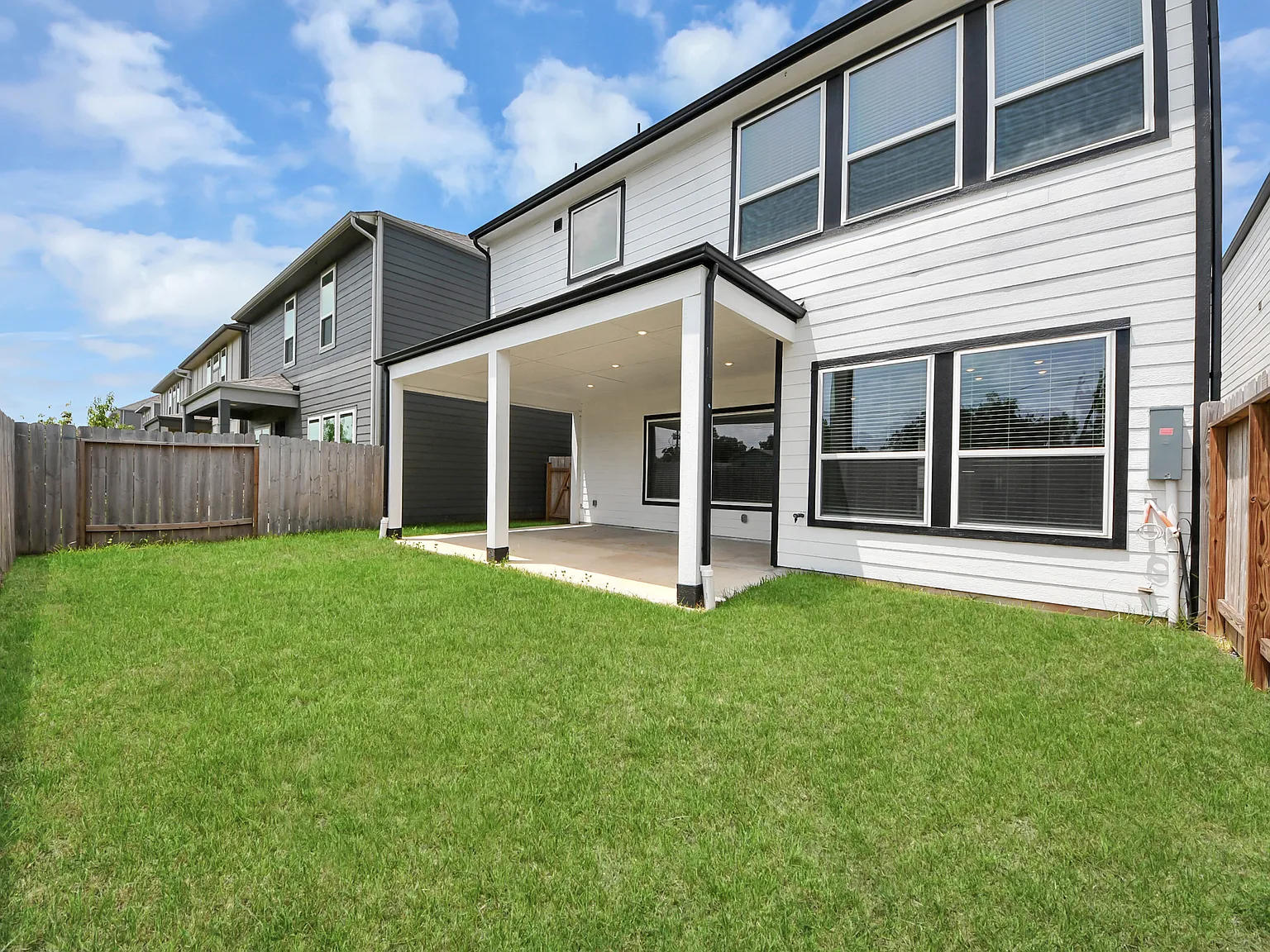 3 bed, 2.5 bath, 2021 sqft, $2,950 — Photo 2