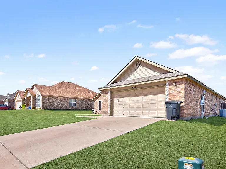 401 Dixon Dr — Photo 2