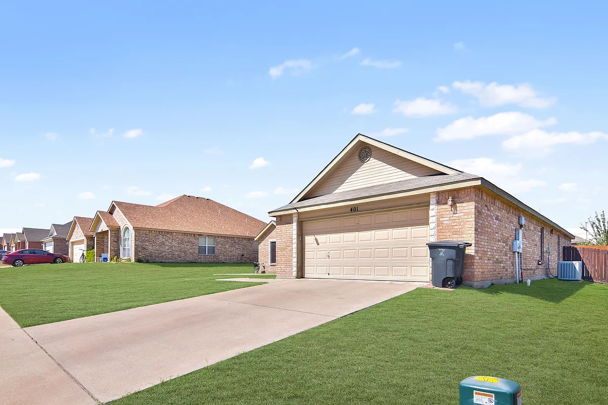 Building Photo - 401 Dixon Dr