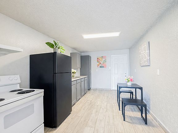 4th image of 4201-4207 Phlox St #4205_7