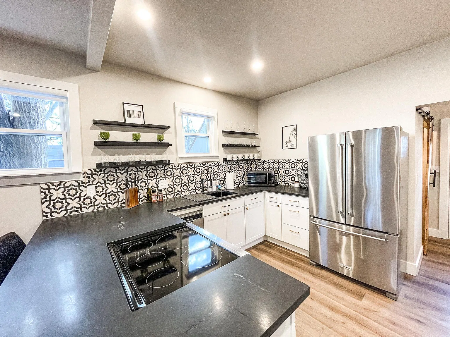 2 bed, 672 sqft, $2,200 — Photo 3