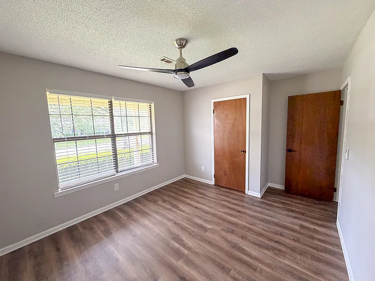 2nd bedroom, front facing