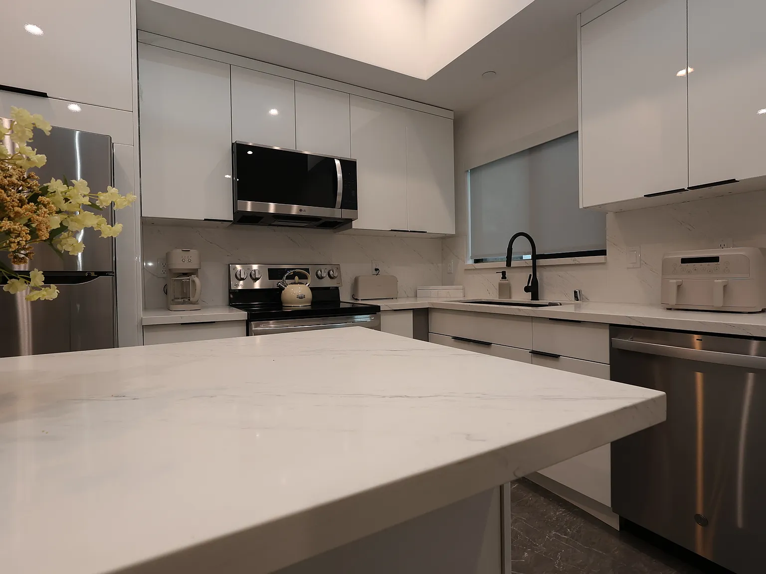 2 bed, 779 sqft, $3,995 — Photo 4