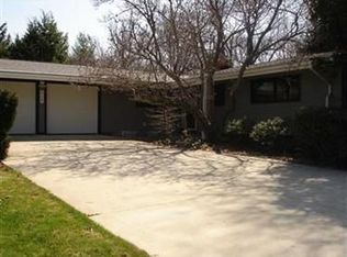 516 Queenswood Dr, Bay Village, OH 44140