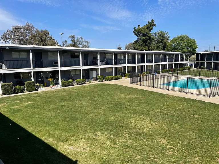 Lake Crest Apartments — Photo 19