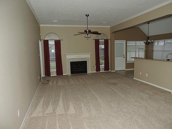 3rd image of 16038 Luxembourg Dr