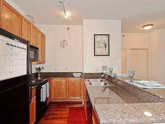 5th image of 1322 S Prairie Ave Unit G60