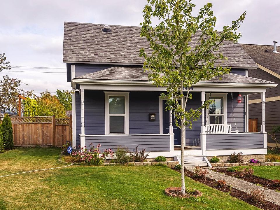 Front yard and porch swing to watch the sunsets from