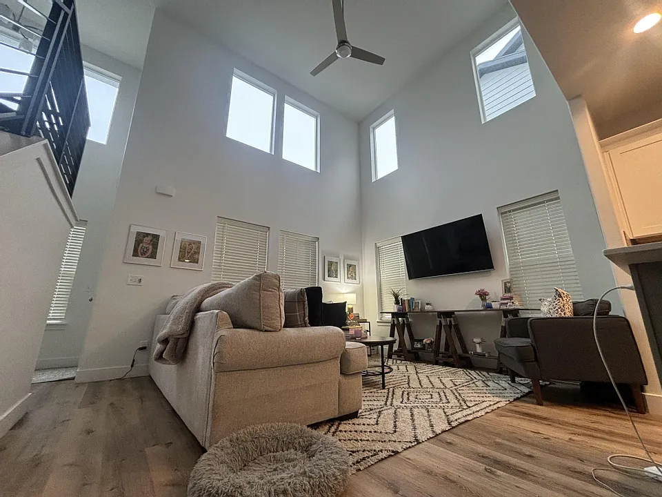 3 bed, 2.5 bath, 2200 sqft, $2,350 — Photo 2