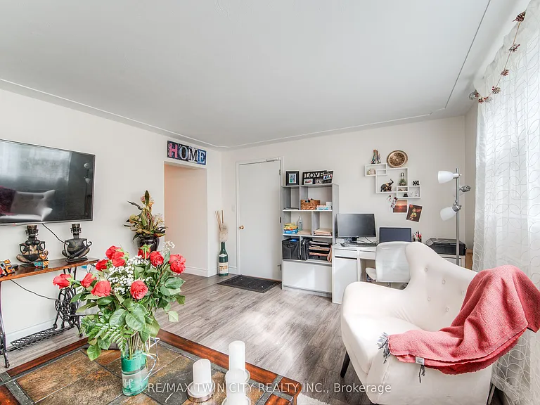 132 Allen St E #1 — Photo 14