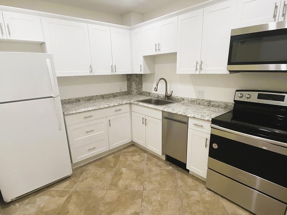 1st image of 3050 N Palm Aire Dr