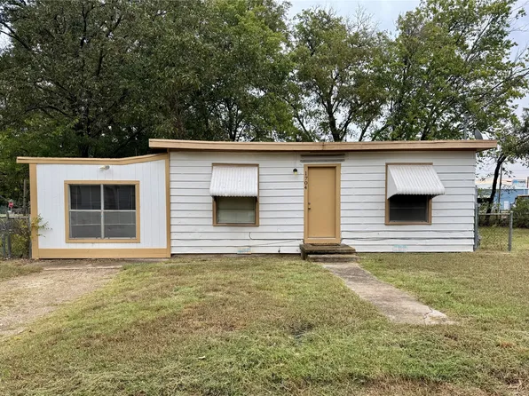 1704 Throckmorton St, Gainesville, TX 76240