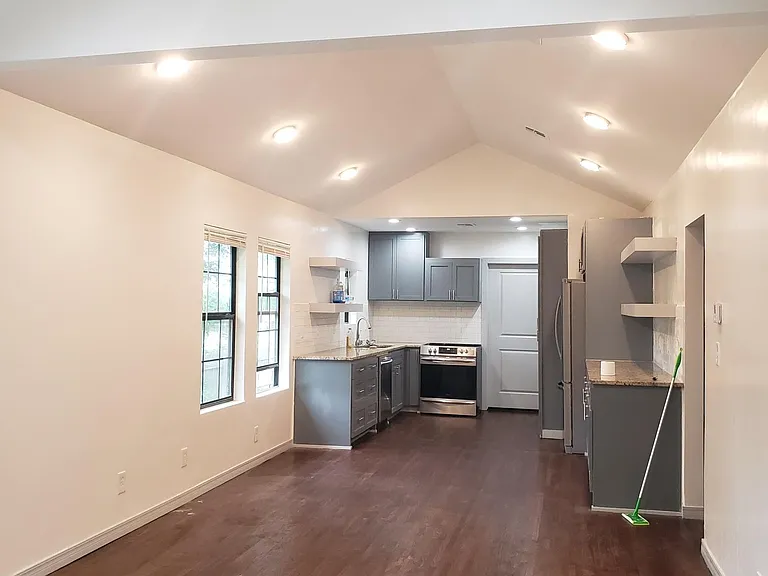 1135 N Boston Pl — Photo 2